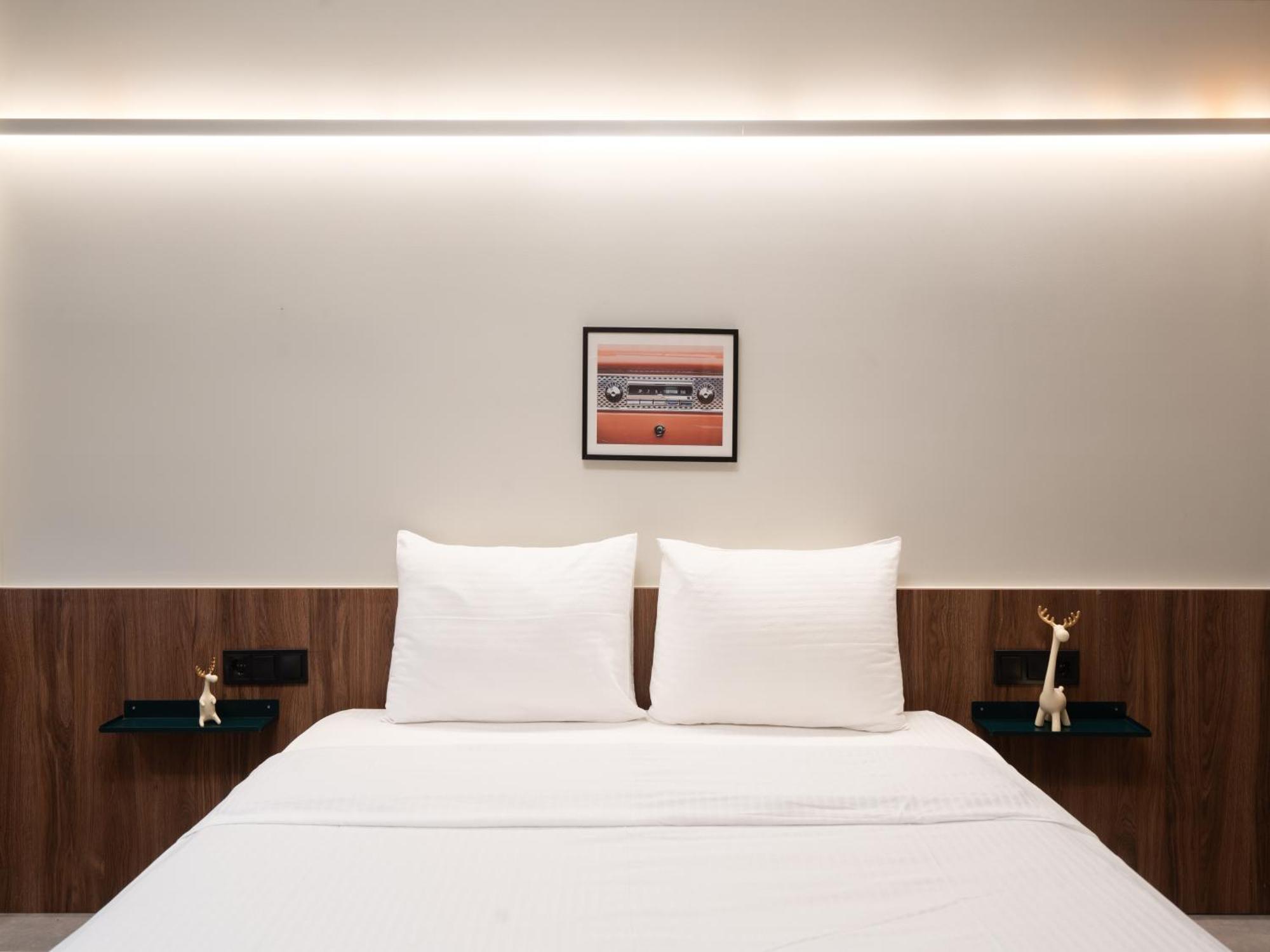 A Place 4U No6 - City Escape With Balcony Lounge & Open Living Space เอเธนส์ ภายนอก รูปภาพ