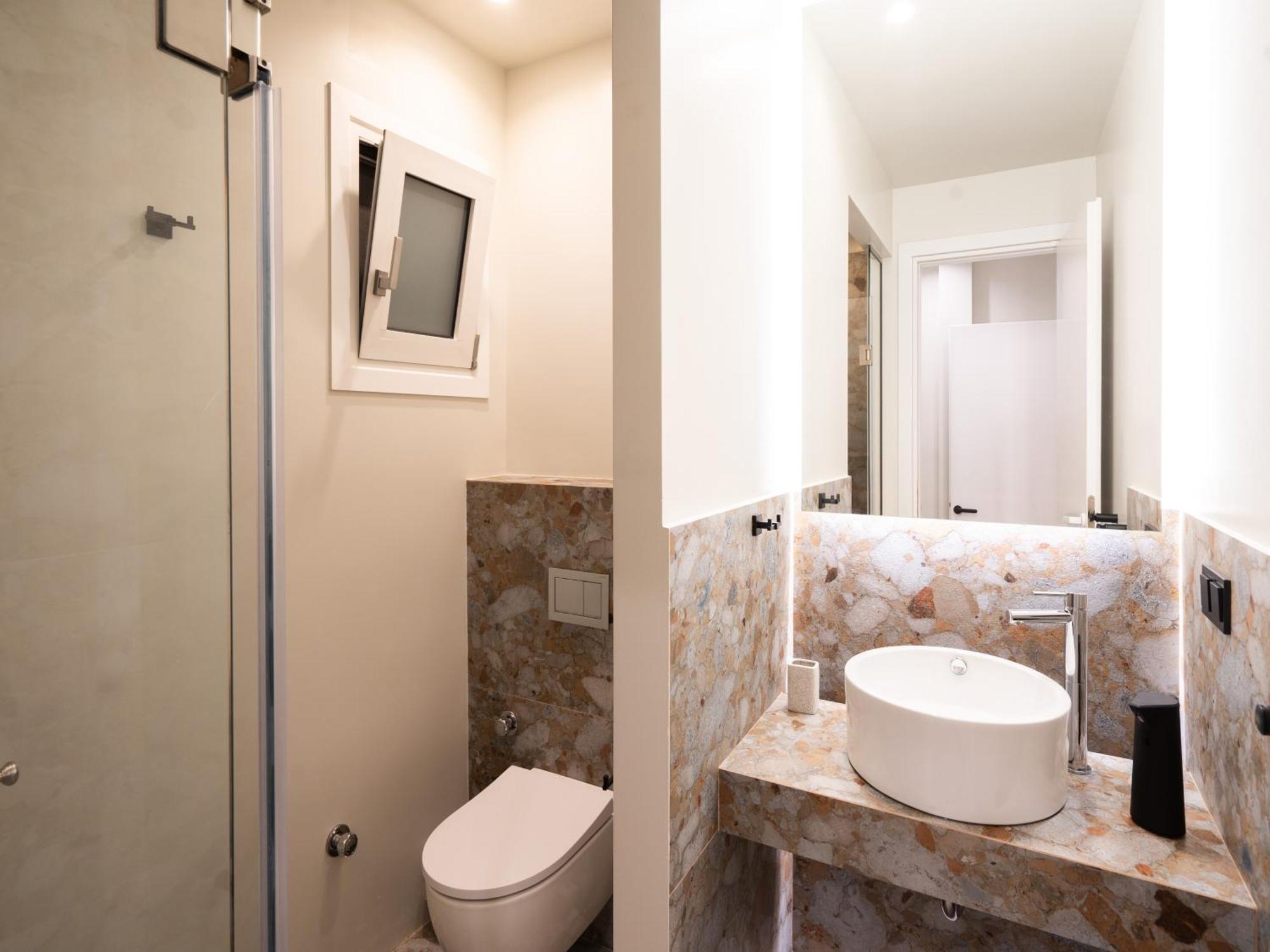 A Place 4U No6 - City Escape With Balcony Lounge & Open Living Space เอเธนส์ ภายนอก รูปภาพ
