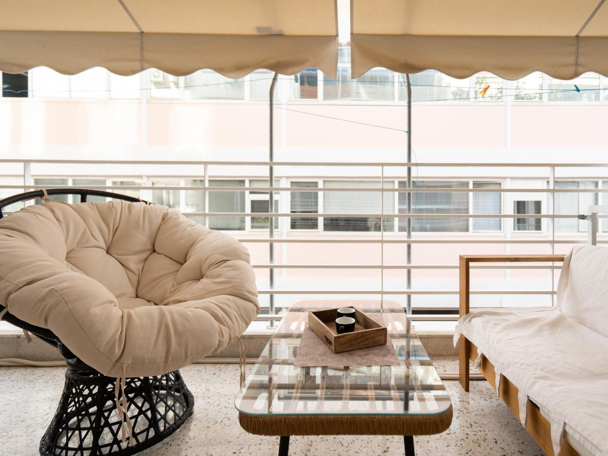 A Place 4U No6 - City Escape With Balcony Lounge & Open Living Space เอเธนส์ ภายนอก รูปภาพ